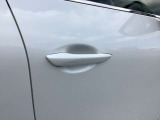 手を入れるとドアオープンできます。鍵穴も見えない仕様でスタイリッシュです