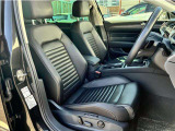 フルレザーシートパッケージです。運転席および助手席にはシートヒーターおよびシートに涼しい風を送るシートベンチレーターも装備、1年を通して常に快適な環境を提供するアイテムです。