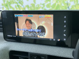 テレビ番組を画面に表示でき、停車中の待ち時間も映像を楽しめます。タッチ操作で他の画面へ切り替えられる表示部を備え、日常のさまざまな場面で活用できます。