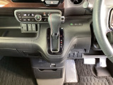 足元スッキリ、インパネシフトです。パーキングブレーキはフットブレーキタイプなので、運転席と助手席の間がスッキリしています。