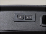スイッチひとつで電動開閉できるパワーリヤゲート。リヤゲートを閉めると同時に全ドアを施錠するロックシステムも採用。スイッチひとつで「閉める」と「施錠」の操作を一度に行えて便利です。