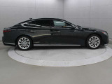 LCに続き、GA-L(Global Architecture-Luxury)プラットフォームが採用され、低く構えたスタイリングを実現し、大径タイヤの採用により力強い存在感を創出しています。