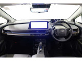 スリムベゼルが先進的なフードレスメーター、視認性の良いディスプレイオーディオなど直感的に操作できる工夫が凝らされ、洗練された運転席まわり。インナーミラーは映像表示で視界を確保する電子インナーミラーです