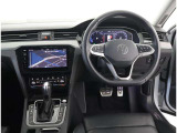 レザーステアリングにデジタルメーターです!車両情報、ナビをメーター画面内で確認できます)お客様の運転をサポートします!