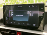 Bluetooth接続や音楽再生のメニューが画面にまとまり、選びたい項目を確認しやすい構成です。日々の移動で使う音楽関連の情報を、ひと目で把握しやすい装備です。