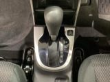 CVT車のセレクトレバーです。低速から高速まで、変速ショックのないスムーズな走りを実現するとともに、エンジン効率のよい領域を維持することで燃費にも貢献します。