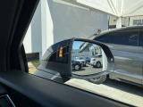 サイドアシスト装備 ドライバーの死角を並走する車両を検知します。ドアミラーの内側のLEDが点灯・点滅して事故の危険を知らせます。