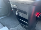 USBジャック搭載しております。純正ナビと連動しているため、接続機器の充電をするとともに音楽再生も可能です!お気に入りのプレイリストを再生して楽しくドライブできますよ!