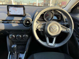 ステアリングは本革巻きです。シャープさと剛性感、質感、性能製を高め、精緻に造り込んだデザインです。メッキがアクセントです!