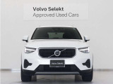ボルボXC40は、よりスマートに、より大胆に生まれ変わりました。刷新されたフロントフェイス、先鋭的な躍動感を感じさせるスタイリング。SUVの姿を体現するプロポーションは力強さに溢れた佇まいを見せます。