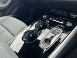 Audiのシフトレバーは、高級感と先進技術を反映したデザインが特徴です。オートマチックトランスミッションやデュアルクラッチトランスミッション(Sトロニック)を採用しております。