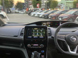 すっきりした運転席周りにはナビやエアコンの操作パネルを設置しておりますので、お一人での運転でもご安心できます。