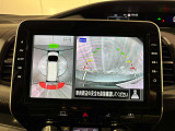 アラウンドビューモニターは真上から見下ろした様に車の周囲を表示することで、駐車時の安全性と利便性を高めます。