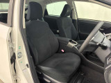 運転席と助手席です。クリーニング専門のスタッフにより隅々まできれいに仕上げております。乗り出しから気持ちよくお使いいただけます。
