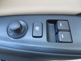 運転席の窓操作部分です。スイッチでミラーや窓の開閉が電動で行えます。