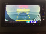 バックでの車庫入れも安心です! リアカメラが付いているバックモニター付のナビを装備しております。操作線もついており距離感も画面から確認できます。