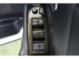 全ての窓が運転席から操作できます。今やほぼ当たり前ですが、無いと不便なアイテムですよね。ウインドウロックやムーンルーフロックも装備しています。