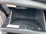 グローブボックスの他にも収納をご用意してます。車内をスッキリ見せることができます。