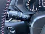 レバーをAUTOの位置にしているとき、レインセンサーが雨を感知すると、雨量に応じてワイパーが自動で作動してくれるオートワイパーを装備!設定変更で非作動にすると、間欠作動に固定されます。