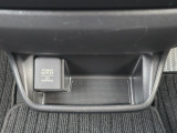 12V電源ソケット付き。ドライブ中の充電にも対応できる便利な装備です。