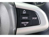 ダイナミックで力強い加速感が得られるSPORTモードへの切替えができます。エンジンの制御により、アクセル操作に対する反応を早め、力強い加速が可能です。きびきびした走りを楽しみたいときに適しています。