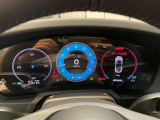 メーターをじっくり見ると、911ならではのドライバーズカーとしての雰囲気を感じられます。座るだけでも特別な空間です