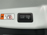 電動式バックドアです。 荷物を持ったままでもボタン一つで自動的に開け閉めできるので便利ですよ。 挟み込み防止機能も付いていますのでお子様の手や荷物を挟み込むのを防いでくれますよ。