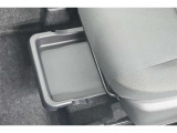 助手席シートアンダートレイ付き。シューズなどをしまっておけます。