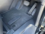 運転席にフロアマットは付属しておりません。