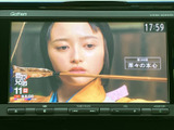 テレビ番組を表示できる画面を備えており、停車中に映像を視聴したい場面で活用できます。画面内には番組情報と時刻も表示され、停車時の待ち時間にも便利です。