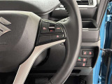 クルーズコントロール機能付きです。走行中に先行車の様子を検知しながら、設定した車速の範囲内で先行車との距離のキープを支援します。詳細は販売店スタッフまでおたずねください。