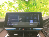 オーディオソースの選択画面では、AM・FMやUSB、Bluetoothなどの項目を一覧で確認できます。使いたい音源を見つけやすく、日常の車内で便利に活用できる装備です。