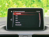 交通情報やFM、AMなどの項目が画面に並び、使いたいメニューを確認しやすい表示です。音楽や情報を利用する際も選択肢がひと目で分かり、日々の移動をサポートします。