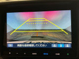【バックカメラ】運転が苦手な方も車庫入れラクラクです!ギアをリバースに入れれば自動的に切り換わりますので、面倒な操作は不要です♪狭い駐車場もお車を傷つけず安心ですね!
