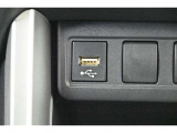 充電用USB端子付き。スマートフォンなどの充電に便利です。