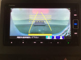 バックでの車庫入れも安心です!リアカメラが付いているバックモニター付のナビを装備しております。操作線もついており距離感も画面から確認できます。