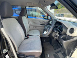 ◆前面ドア運転席◆ドアの開口が広く乗降ラクラク。シートの幅も広く運転していてもストレスを感じません。足元も広く快適なドライブを演出してくれます。