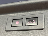 【パワーバックドア】スマートキーや運転席のボタンを押すだけでリアゲートが自動で開閉します!荷物を持っている時や、高い位置にあるバックドアを閉める際に便利な機能です♪