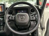 駐車場や交差点などでは軽く回せてスムーズに戻り、高速ではしっかりとした安心感のある手ごたえになる制御を採用したハンドルです!運転のしやすさに配慮し、こうした細部までこだわるハンドルです。