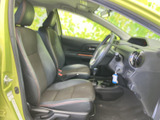 前席はシートに体を預けやすい形状で、運転席から前方や周囲を見渡しやすい視界も魅力です。落ち着いた色合いで、日常の移動を心地よく過ごせます。