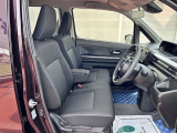 [フロントシート]インパネにシフトが付いているので足元広々!運転席から助手席の移動も楽々♪どちらからでも乗り降り出来るので、狭い場所の乗り降りも楽ちんですよ♪