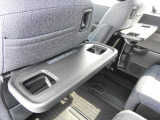 ★シートバックテーブル★おでかけの合間の休憩に便利なテーブルを運転席と助手席の背面に。ちょっとした食べ物と、ペットボトルを2本置けます。便利なスマホポケットも設置されています!