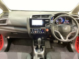 車内は光触媒抗菌消臭施工済です。インパネ周りはスタイリッシュなデザインで機能や装備も充実しています。グローブボックスやカップホルダーのほかにトレーなどたくさんの収納スペースが付いています。