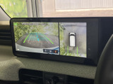 車両周囲を複数の視点から確認できる画面表示で、駐車時の周囲確認をサポートします。ガイド線も表示され、車庫入れや狭い場所での駐車に役立つ装備です。