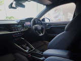 内装はシンプルに使い勝手を考え作られています。お車を運転する感覚をダイレクトに体感して頂けます。室内も広くロングドライブにも快適にお過ごしいただけます。