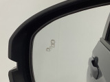ブラインドスポットモニターを装備。自車の車速が 20km/h以上で前進しているとき、隣接する車線後方に他の車両が走行していることを知らせ、運転者の車線変更などの操作の際の負担を軽減するシステムです。