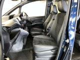 高いホールド性で運転姿勢が安定します。長距離ドライブでも疲れにくいのが魅力です。快適なドライビングライフをお送りください♪