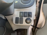 お車のキーはスマートキーです。キーを身につけた状態で車に近づき、ドアロックの解錠や施錠操作が出来ます。雨の日など両手がふさがっている時など、とっても便利ですね。