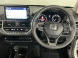 【ハンドル】運転にかかわる様々な操作を安全に行えるように視点移動が少なく操作性に配慮されたスイッチ類が凝縮されたコックピットです。