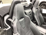 マツダ車のシートは人間工学に基づき設計されています。ハンドルを握る体勢が自然なポジションになるようにシートの作り込みをおこなっていますので、ロングドライブでも疲れにくいです!!